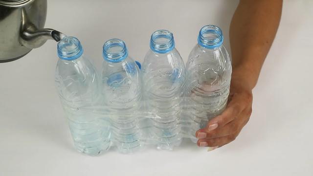 5個塑膠瓶「黏成4方形」擺放在客廳裡！客人看到就想要一個