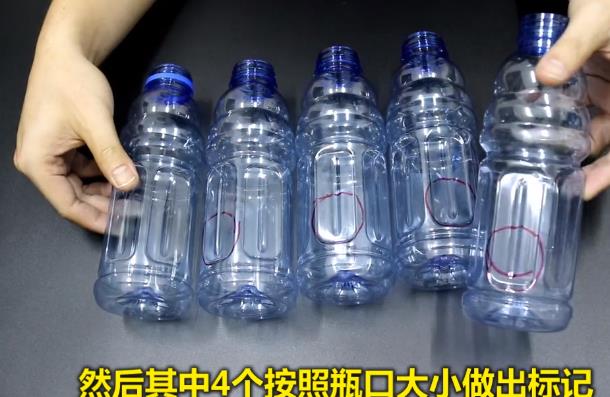 5個塑膠瓶「黏成4方形」擺放在客廳裡！客人看到就想要一個