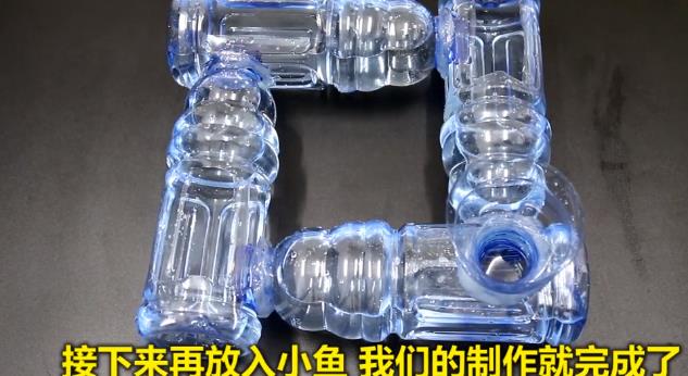 5個塑膠瓶「黏成4方形」擺放在客廳裡！客人看到就想要一個