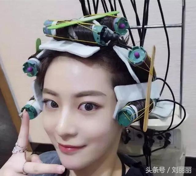臉蛋肉嘟嘟的圓臉女生，剪個劉海，燙個髪尾，美成一幅畫  