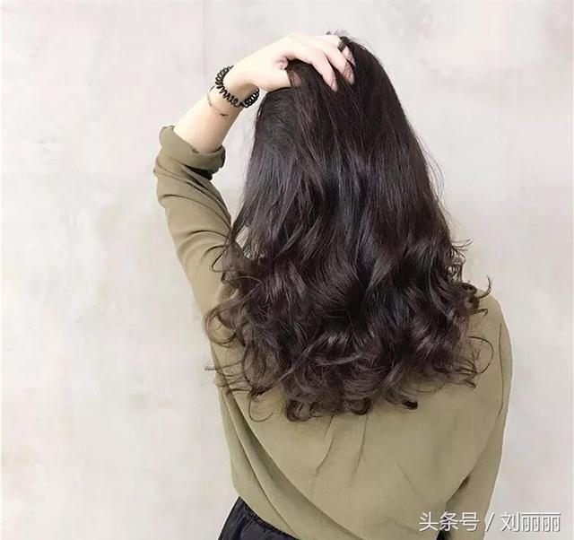 臉蛋肉嘟嘟的圓臉女生，剪個劉海，燙個髪尾，美成一幅畫  