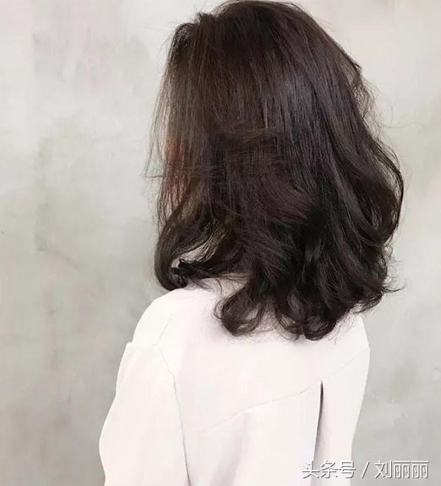 臉蛋肉嘟嘟的圓臉女生，剪個劉海，燙個髪尾，美成一幅畫  