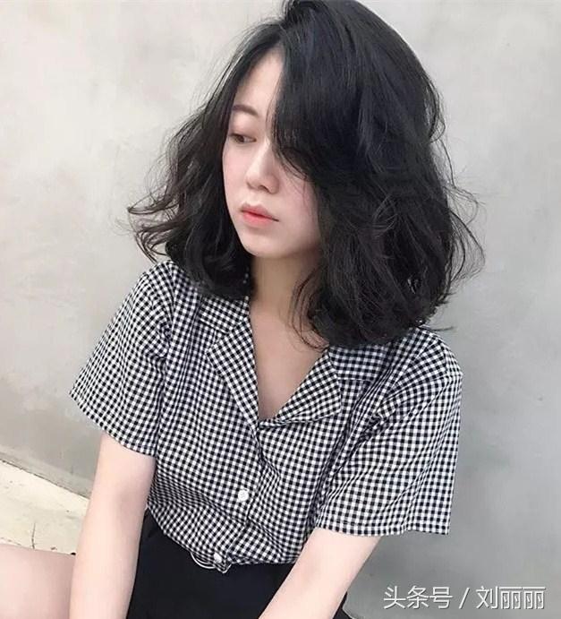 臉蛋肉嘟嘟的圓臉女生，剪個劉海，燙個髪尾，美成一幅畫  