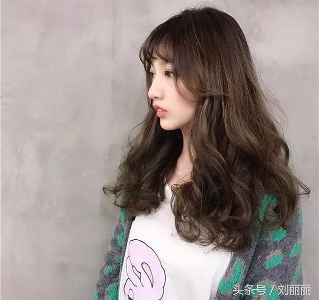 臉蛋肉嘟嘟的圓臉女生，剪個劉海，燙個髪尾，美成一幅畫  