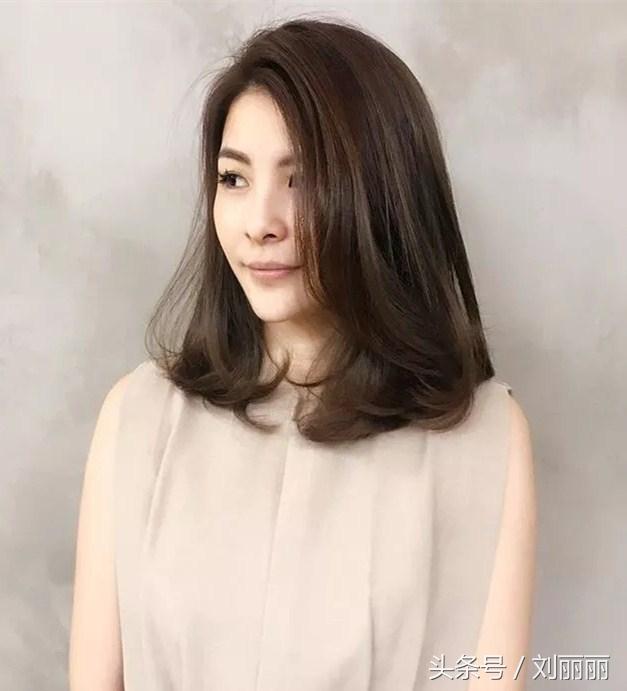臉蛋肉嘟嘟的圓臉女生，剪個劉海，燙個髪尾，美成一幅畫  