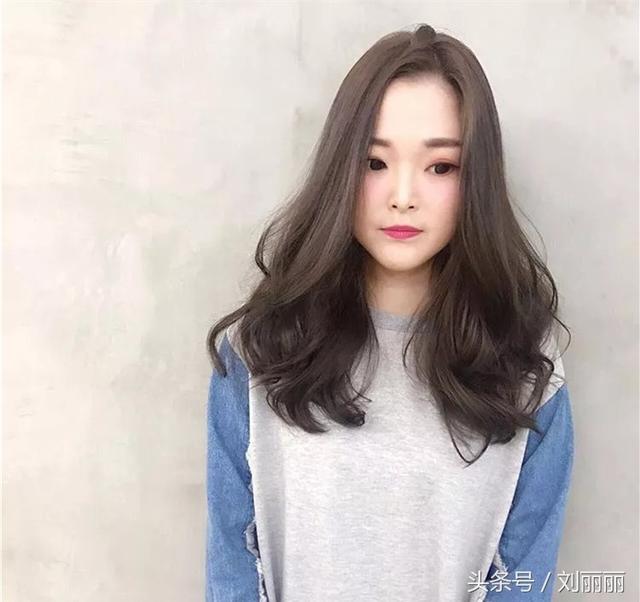 臉蛋肉嘟嘟的圓臉女生，剪個劉海，燙個髪尾，美成一幅畫  