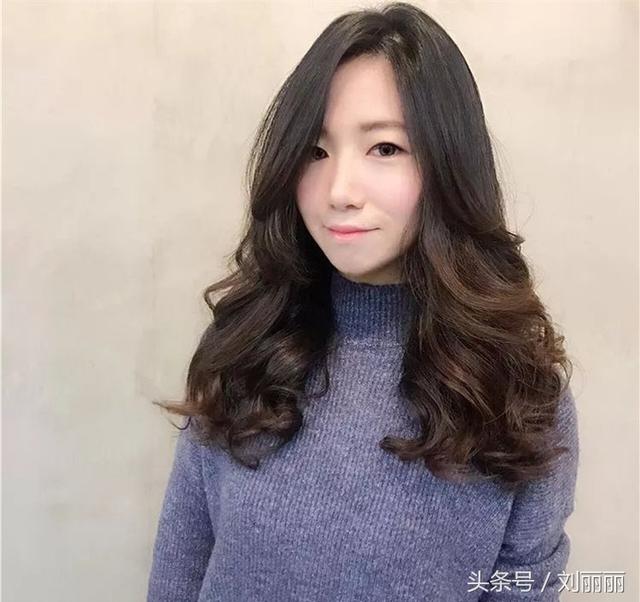 臉蛋肉嘟嘟的圓臉女生，剪個劉海，燙個髪尾，美成一幅畫  