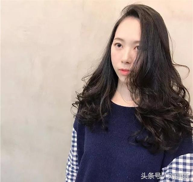 臉蛋肉嘟嘟的圓臉女生，剪個劉海，燙個髪尾，美成一幅畫  