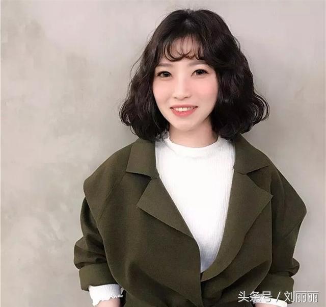 臉蛋肉嘟嘟的圓臉女生，剪個劉海，燙個髪尾，美成一幅畫  