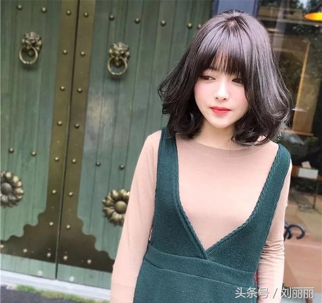 臉蛋肉嘟嘟的圓臉女生，剪個劉海，燙個髪尾，美成一幅畫  
