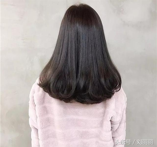 臉蛋肉嘟嘟的圓臉女生，剪個劉海，燙個髪尾，美成一幅畫  