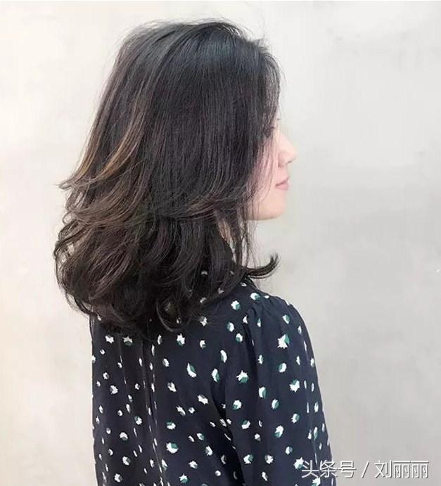 臉蛋肉嘟嘟的圓臉女生，剪個劉海，燙個髪尾，美成一幅畫  