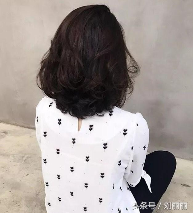 臉蛋肉嘟嘟的圓臉女生，剪個劉海，燙個髪尾，美成一幅畫  