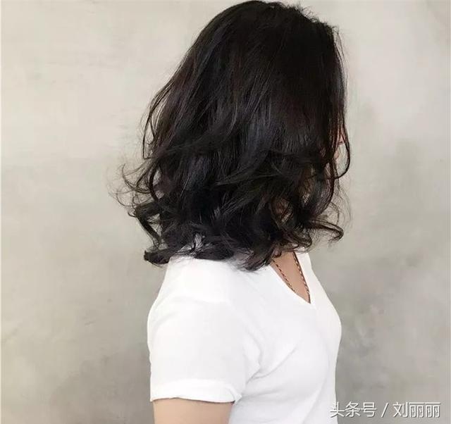 臉蛋肉嘟嘟的圓臉女生，剪個劉海，燙個髪尾，美成一幅畫  