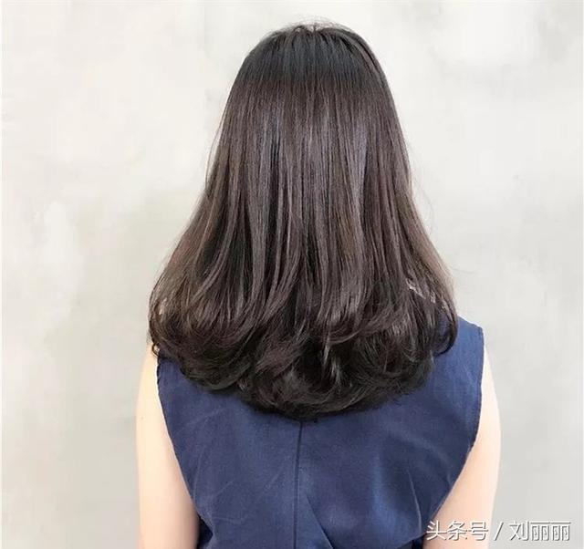 臉蛋肉嘟嘟的圓臉女生，剪個劉海，燙個髪尾，美成一幅畫  