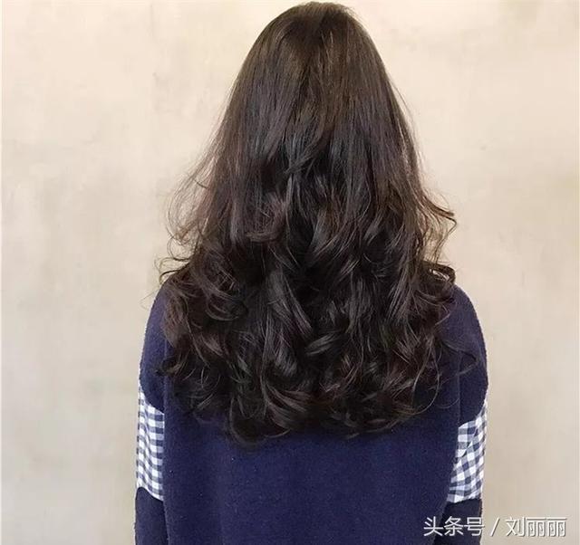 臉蛋肉嘟嘟的圓臉女生，剪個劉海，燙個髪尾，美成一幅畫  