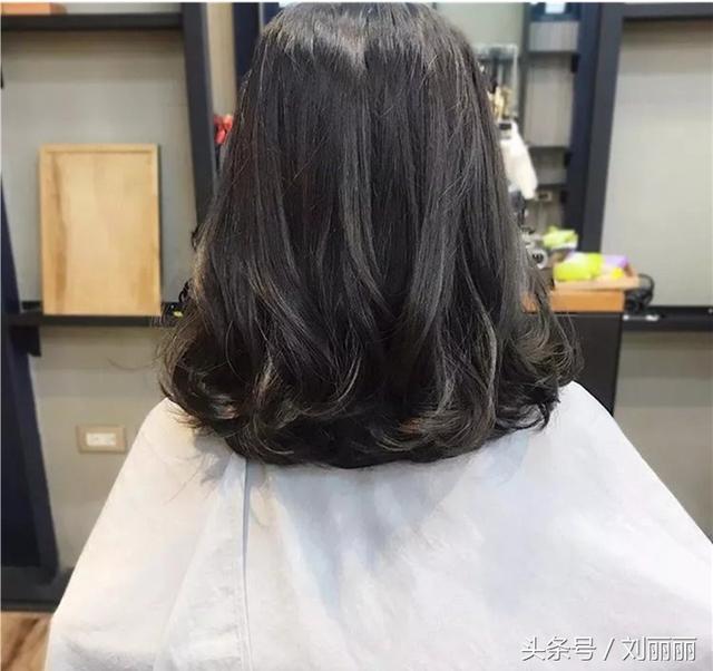 臉蛋肉嘟嘟的圓臉女生，剪個劉海，燙個髪尾，美成一幅畫  
