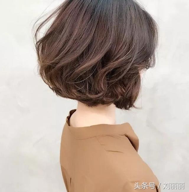 臉蛋肉嘟嘟的圓臉女生，剪個劉海，燙個髪尾，美成一幅畫  