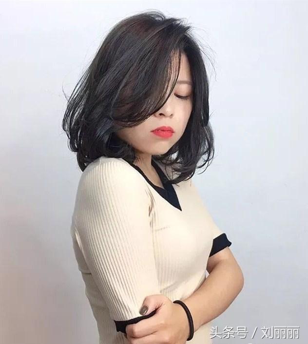 臉蛋肉嘟嘟的圓臉女生，剪個劉海，燙個髪尾，美成一幅畫  