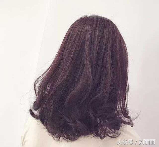 臉蛋肉嘟嘟的圓臉女生，剪個劉海，燙個髪尾，美成一幅畫  