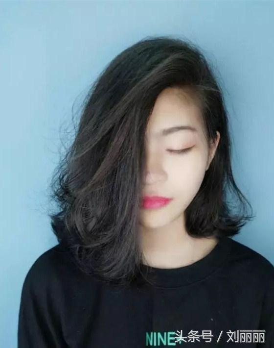 臉蛋肉嘟嘟的圓臉女生，剪個劉海，燙個髪尾，美成一幅畫  