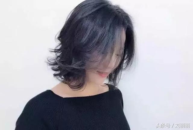 臉蛋肉嘟嘟的圓臉女生，剪個劉海，燙個髪尾，美成一幅畫  