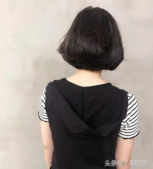 臉蛋肉嘟嘟的圓臉女生，剪個劉海，燙個髪尾，美成一幅畫  