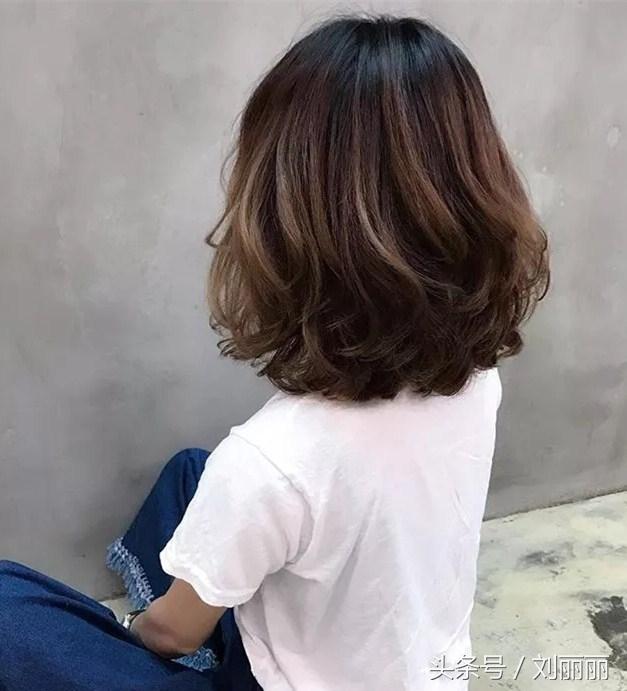 臉蛋肉嘟嘟的圓臉女生，剪個劉海，燙個髪尾，美成一幅畫  