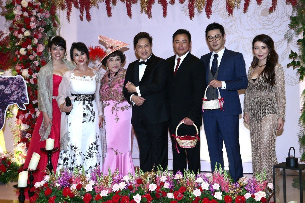 被嗆忘恩負義!賈靜雯照樣「缺席周遊婚禮」 當天甜嘴祝福送「最矚目大禮」阿姑一秒氣消