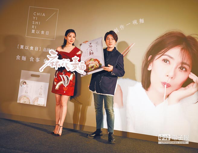 被嗆忘恩負義!賈靜雯照樣「缺席周遊婚禮」 當天甜嘴祝福送「最矚目大禮」阿姑一秒氣消