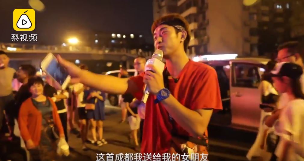 遠距離情侶展開「為期61天的分手旅行」 結束前7天「男友對女友獻唱告白」結局淚灑全網