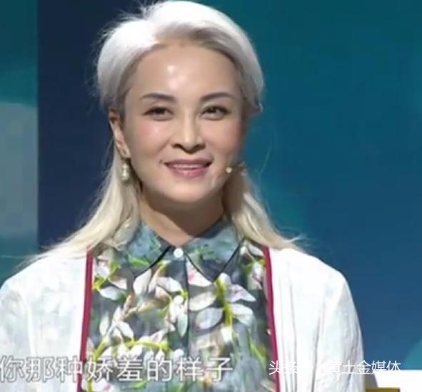 58歲「天山童姥」再婚遇真愛 一上台就驚艷全場!轉過身的瞬間,主持人驚呼:女神