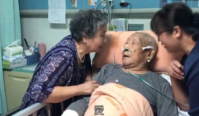 76歲阿嬤牽手老伴「慶祝60年鑽石婚」 93歲阿公病榻一聲愛讓網友淚崩：你是我人生中最美風景