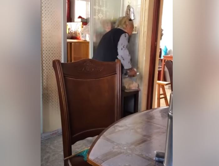 不要跟你爸媽講！阿嬤雙手「拿滿零食」偷塞給孫子　一個小舉動卻感動萬人：永遠怕我們吃不飽 