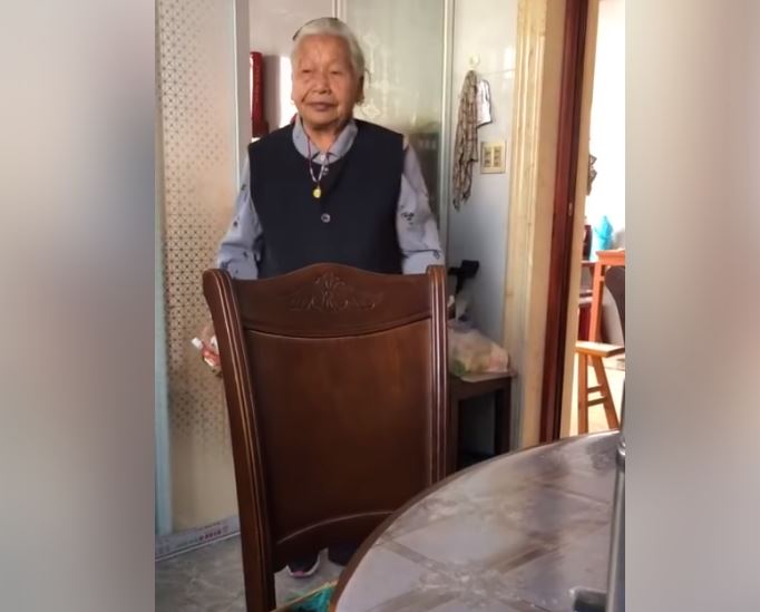 不要跟你爸媽講！阿嬤雙手「拿滿零食」偷塞給孫子　一個小舉動卻感動萬人：永遠怕我們吃不飽 