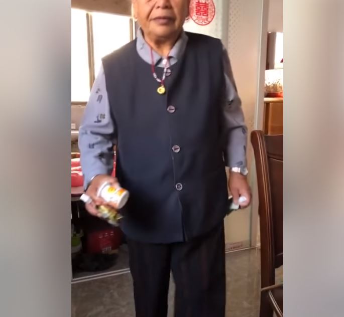 不要跟你爸媽講！阿嬤雙手「拿滿零食」偷塞給孫子　一個小舉動卻感動萬人：永遠怕我們吃不飽 