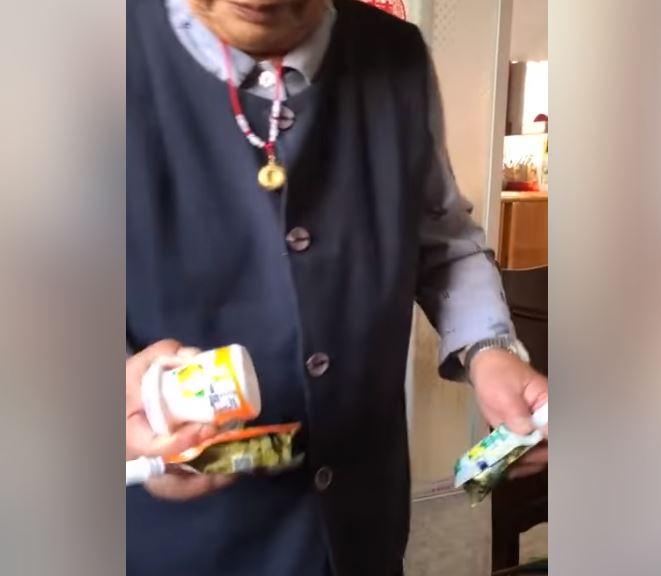 不要跟你爸媽講！阿嬤雙手「拿滿零食」偷塞給孫子　一個小舉動卻感動萬人：永遠怕我們吃不飽 