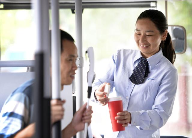 靜靜相扶到老！公車女司機「帶盲人丈夫上班4年」 一路無語卻很暖：看著他就覺得很幸福