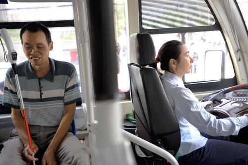 靜靜相扶到老！公車女司機「帶盲人丈夫上班4年」 一路無語卻很暖：看著他就覺得很幸福