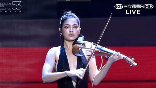 【金鐘獎】超辣小提琴手「和Janet鬥琴」胸前僅有2塊布 被起底「驚人資歷」狂讚:音樂界裘莉