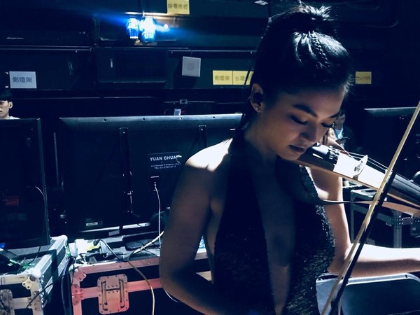 【金鐘獎】超辣小提琴手「和Janet鬥琴」胸前僅有2塊布 被起底「驚人資歷」狂讚:音樂界裘莉