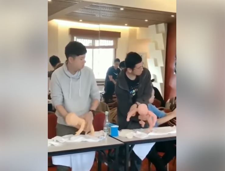 新手爸爸「小心翼翼」練習幫寶寶洗澡　下秒「一個手滑」頭不見了網笑：媽媽還好？