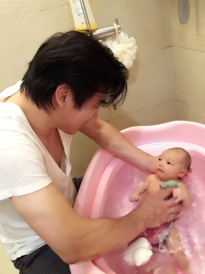 50歲伊正認「害怕婚姻」想一輩子單身　直到遇見「小16歲嫩妻」含淚告白：為了妳不再當逃兵