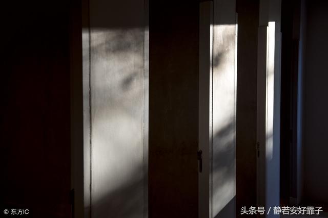 婆婆淩晨上完廁所從來不關燈 ！我埋怨她「浪費電」  推開門後我泣不成聲