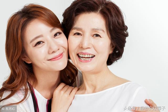 婆婆淩晨上完廁所從來不關燈 ！我埋怨她「浪費電」  推開門後我泣不成聲