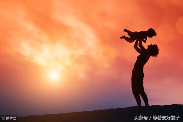 婆婆淩晨上完廁所從來不關燈 ！我埋怨她「浪費電」  推開門後我泣不成聲