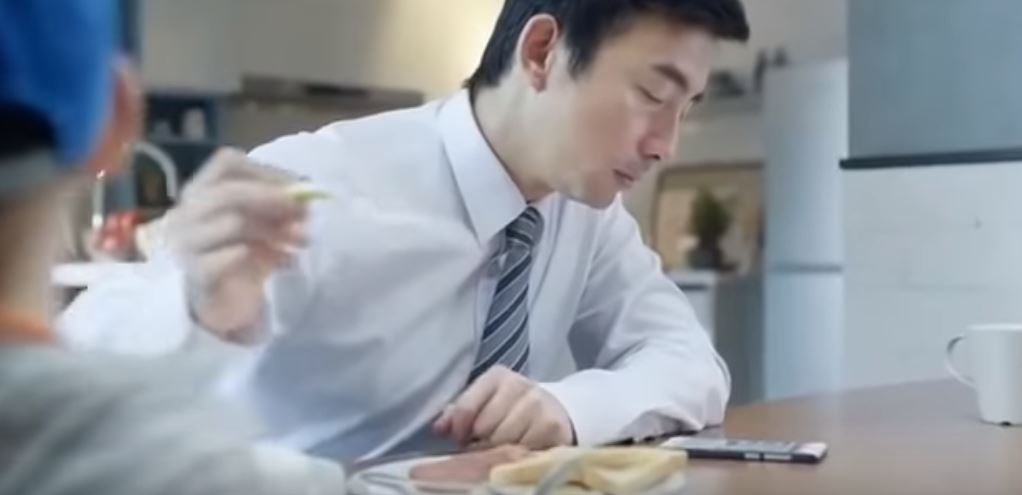  時間過了再也回不來！爸爸餵兒子吃飯「注意力卻在手機」　一回頭眼前一幕…讓他後悔莫及