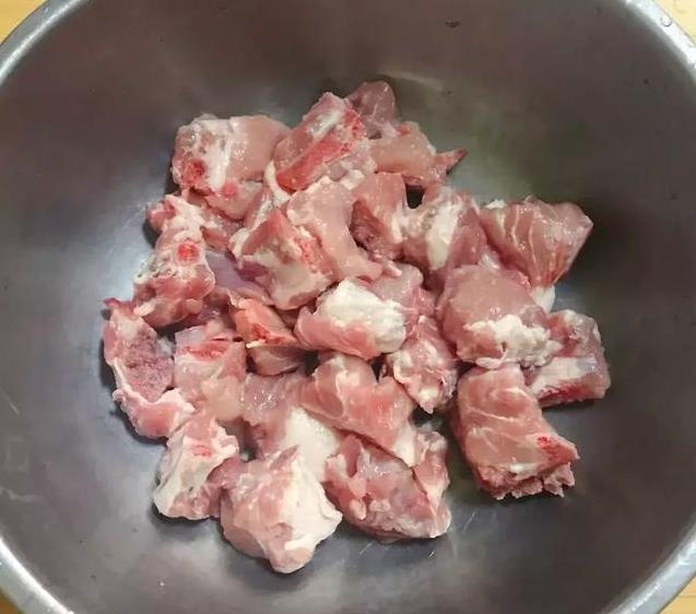 排骨千萬別用熱水燙！教你一招「髒東西自動跑出來」家家戶戶都用得到