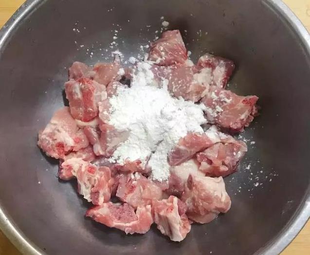 排骨千萬別用熱水燙！教你一招「髒東西自動跑出來」家家戶戶都用得到