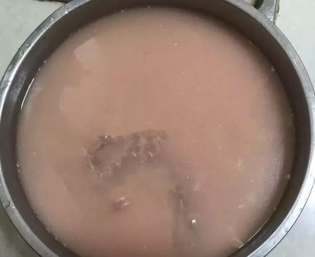 排骨千萬別用熱水燙！教你一招「髒東西自動跑出來」家家戶戶都用得到